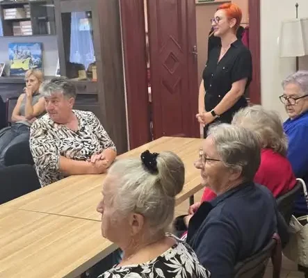 Seniorzy z Trzcinika uczyli się, jak przygotować plecak bezpieczeństwa