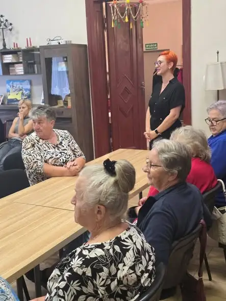 Seniorzy z Trzcinika uczyli się, jak przygotować plecak bezpieczeństwa