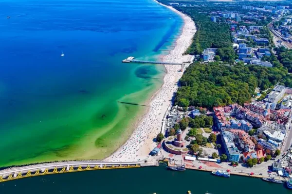 Ostatni tydzień wakacji: Kołobrzeska plaża wciąż przyciąga turystów
