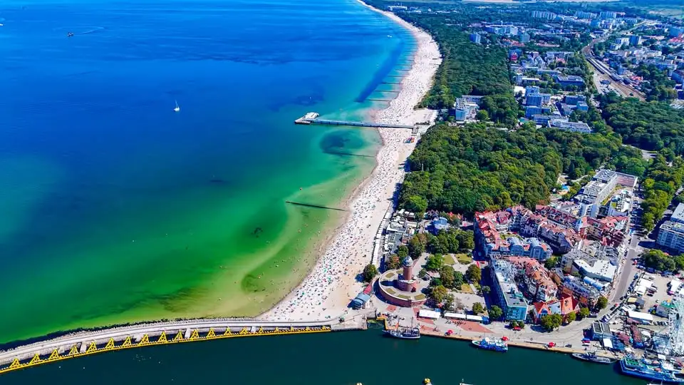 Ostatni tydzień wakacji: Kołobrzeska plaża wciąż przyciąga turystów