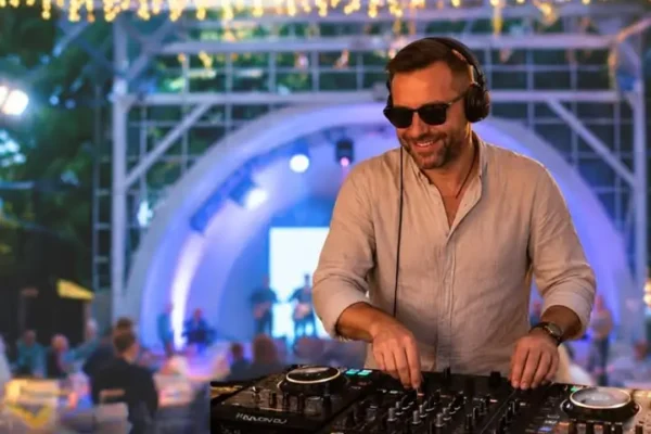 Wieczór taneczny w Muszli w Kołobrzegu – DJ VOLT zagra w Parku Żeromskiego