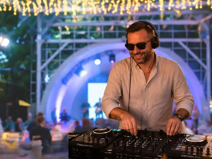 Wieczór taneczny w Muszli w Kołobrzegu – DJ Arturro zagra w niedzielę