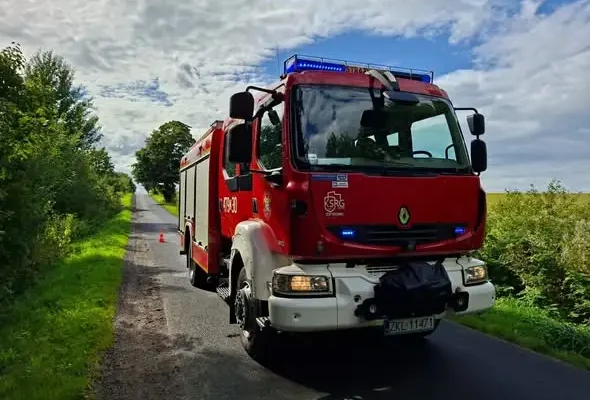 Drzewo pochylone nad drogą w Gąskowie – interwencja OSP Dygowo