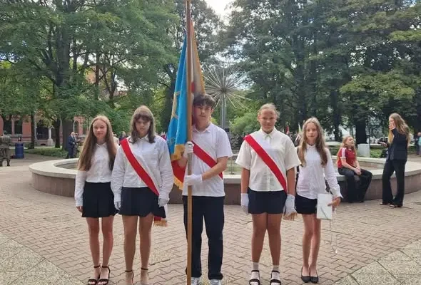 Uczniowie SP8 w Kołobrzegu uczcili 87. rocznicę wybuchu II wojny światowej