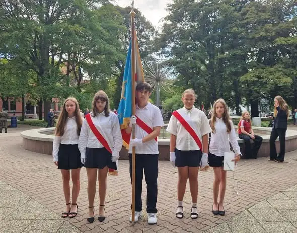 Uczniowie SP8 w Kołobrzegu uczcili 87. rocznicę wybuchu II wojny światowej