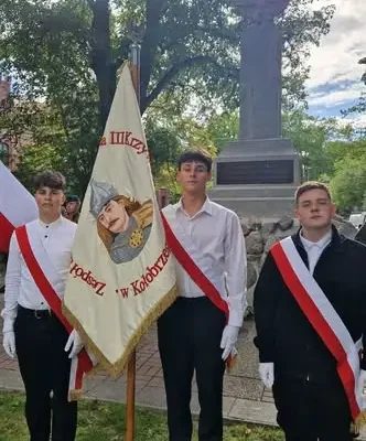 Poczet sztandarowy szkoły w Kołobrzegu uczcił 87. rocznicę wybuchu II wojny światowej