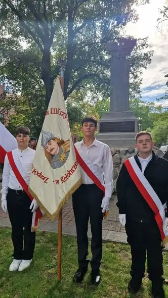 Poczet sztandarowy szkoły w Kołobrzegu uczcił 87. rocznicę wybuchu II wojny światowej