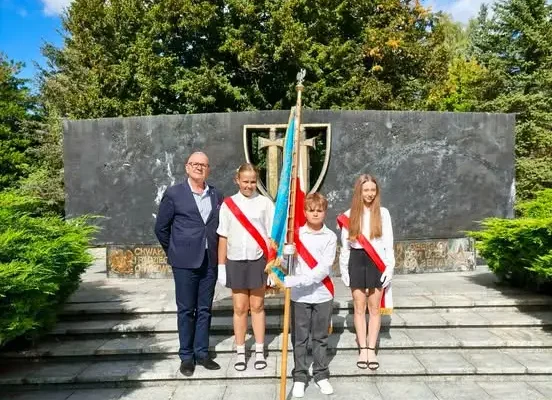 87. rocznica agresji sowieckiej na Polskę – kołobrzeska szkoła oddała hołd Sybirakom