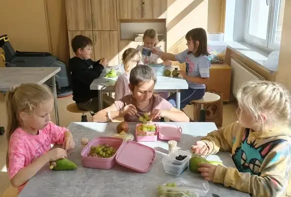 Pierwszoklasiści z ZS Dygowo stworzyli owocowe jeże – kreatywna lekcja zdrowego odżywiania