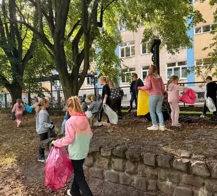 Uczniowie SP nr 8 w Kołobrzegu posprzątali okolicę w ramach Dnia Sprzątania Świata