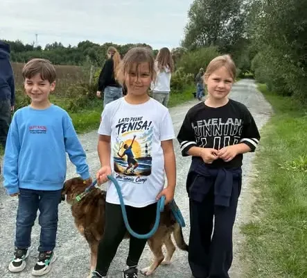 Wolontariusze ze Szkoły Podstawowej nr 6 w Kołobrzegu rozpoczęli rok szkolny od spaceru z psami ze schroniska Reks