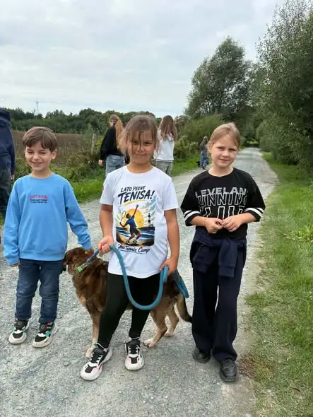 Wolontariusze ze Szkoły Podstawowej nr 6 w Kołobrzegu rozpoczęli rok szkolny od spaceru z psami ze schroniska Reks