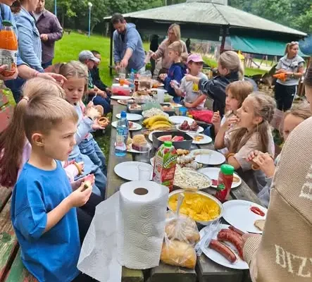 Piknik Rodzinny klasy 2b w Kopydłówku – integracja i radość