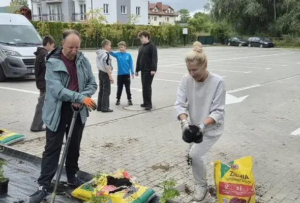 Ustronie Morskie: mieszkańcy i młodzież sadzą kolorowy ogród przy ul. Wojska Polskiego