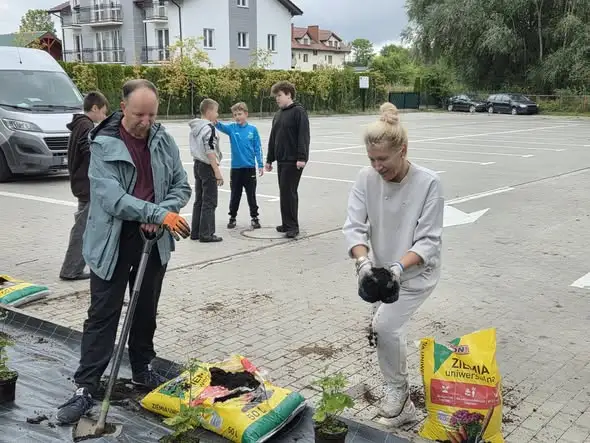 Ustronie Morskie: mieszkańcy i młodzież sadzą kolorowy ogród przy ul. Wojska Polskiego