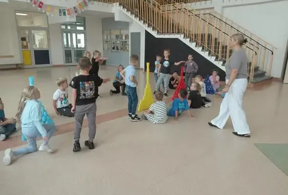 Matematyka na wesoło – lekcja pełna figur i współpracy w klasie 1a