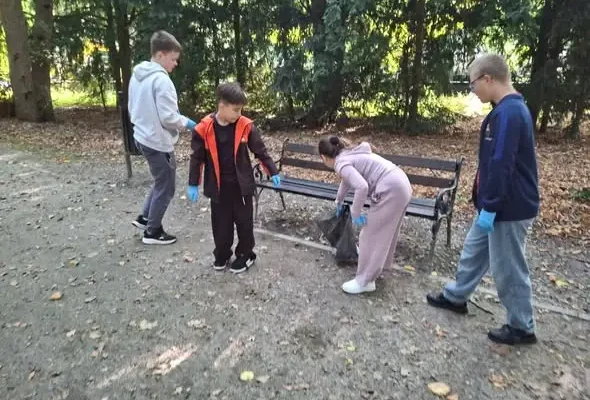 Uczniowie Szkoły Podstawowej nr 5 włączyli się w 33. edycję Akcji Sprzątanie Świata