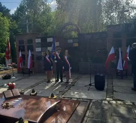 Szkoła Podstawowa nr 5 oddała hołd Sybirakom podczas uroczystości na cmentarzu