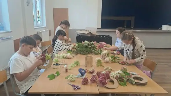 Kreatywne piątki w Byszewie: dzieci tworzyły jesienne wianki z hortensji