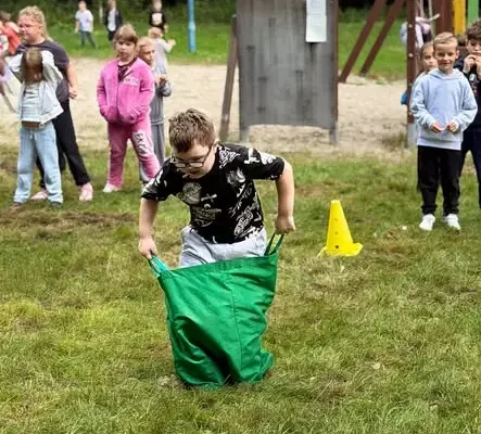 Pierwszaki z Rościęcina na integracyjnej wycieczce w Kopydłówku