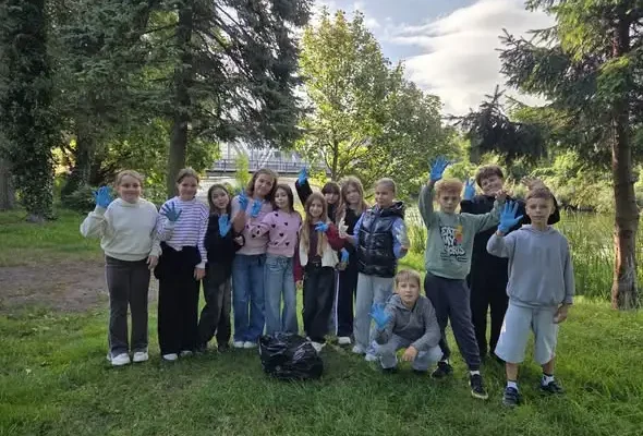 Uczniowie posprzątali brzeg Parsęty w ramach akcji „Sprzątanie Świata”