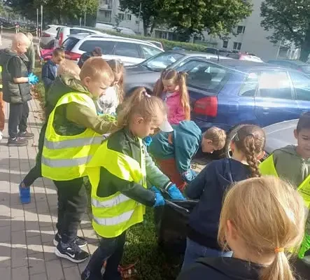 Kołobrzescy uczniowie z klas 1–3 posprzątali swoją okolicę