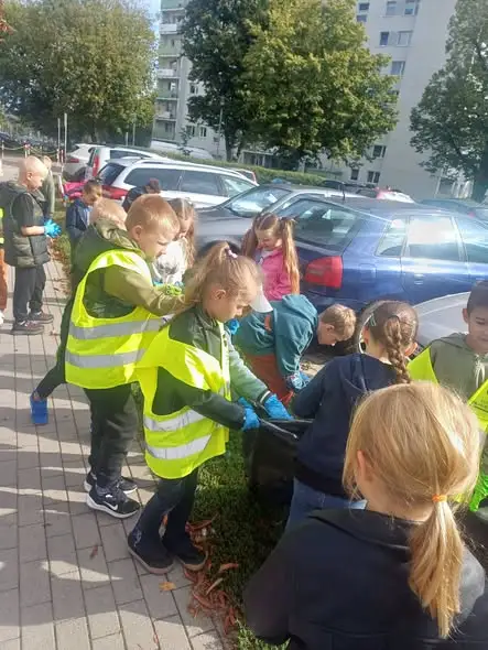 Kołobrzescy uczniowie z klas 1–3 posprzątali swoją okolicę