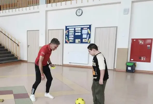 Sędzia piłkarski w roli nauczyciela – lekcja fair play w Kołobrzegu
