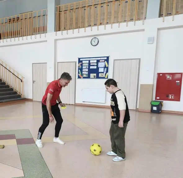Sędzia piłkarski w roli nauczyciela – lekcja fair play w Kołobrzegu