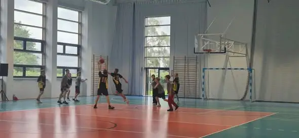 Siemyśl najlepszy w koszykówce! Puchar Dyrektora Szkoły w Charzynie zdobyty