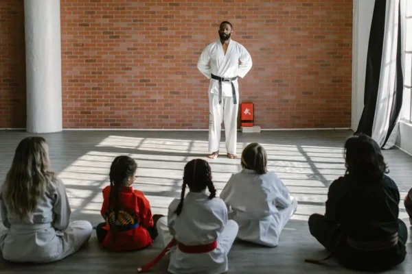 Gościno: absolwent wrócił do szkoły i poprowadził lekcję taekwondo