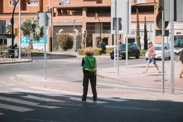 Bezpieczny pieszy: uczniowie klas 1–3 spotkali się z policjantem