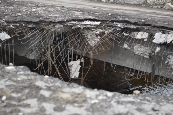 Zarwana jezdnia w Gościnie. Ulica Kościelna zamknięta dla ruchu