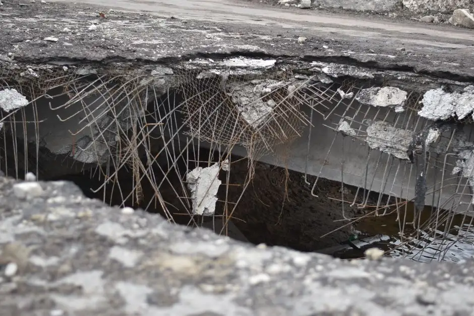 Zarwana jezdnia w Gościnie. Ulica Kościelna zamknięta dla ruchu