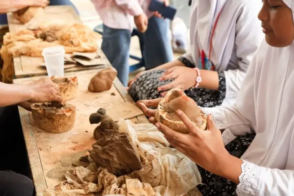 Klasa 3d z Kołobrzegu odkrywa tajniki ceramiki w Laboratorium Kultury Adebar