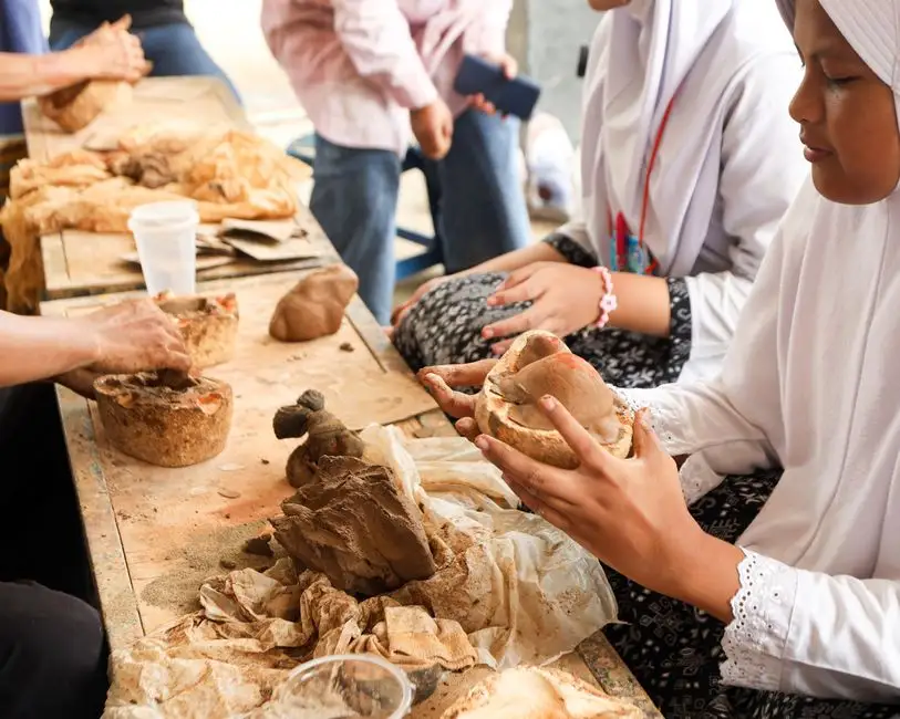 Klasa 3d z Kołobrzegu odkrywa tajniki ceramiki w Laboratorium Kultury Adebar