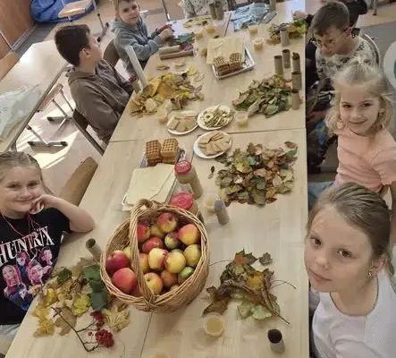 Jesienne jedzonko jeżyka – jak klasa 1a poznawała literę „j”