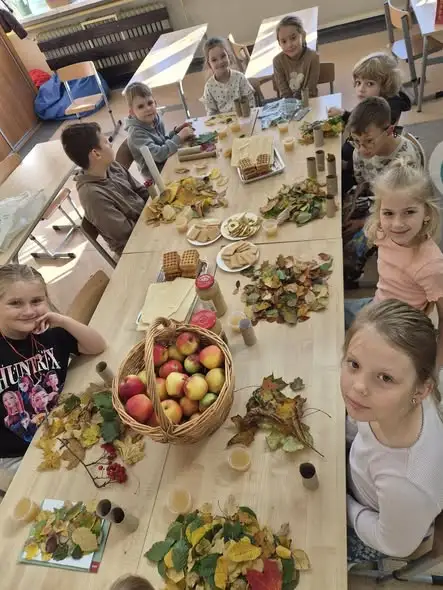 Jesienne jedzonko jeżyka – jak klasa 1a poznawała literę „j”