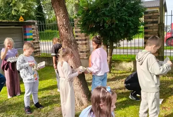 Jesienne skarby w rękach pierwszaków – kreatywna lekcja przyrody