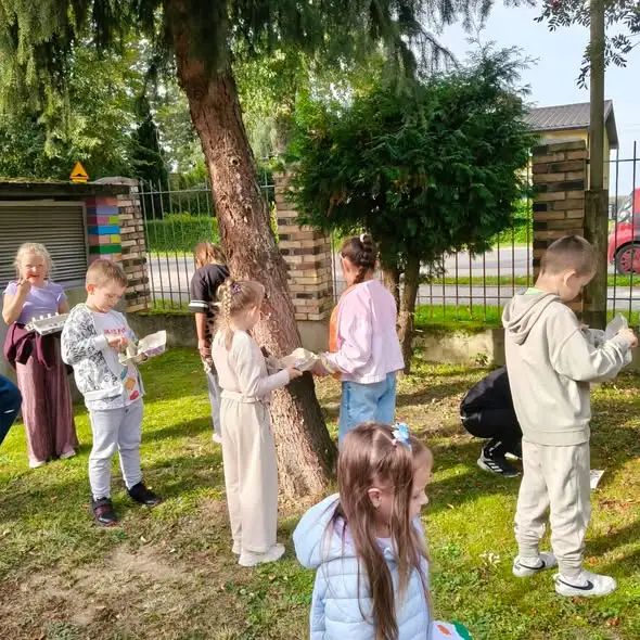 Jesienne skarby w rękach pierwszaków – kreatywna lekcja przyrody