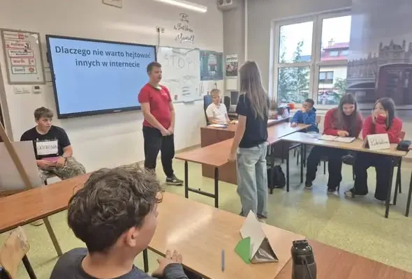 Uczniowie klasy 7B wcielili się w role sędziów – nietypowa lekcja o hejcie