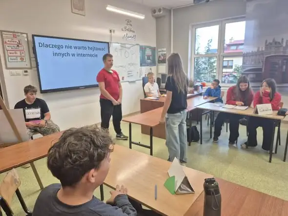 Uczniowie klasy 7B wcielili się w role sędziów – nietypowa lekcja o hejcie