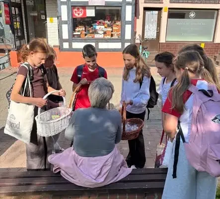 Herbatka od serca – kołobrzescy uczniowie sprawili radość seniorom