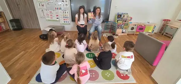 Wolontariuszki z SP4 czytały przedszkolakom z PM nr 10 w Kołobrzegu