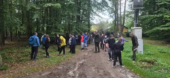 Uczniowie z Kołobrzegu na leśnej lekcji w Szkółce Leśnej Nadleśnictwa Gościno