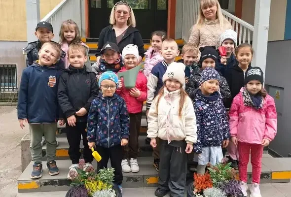 Sówki z SP8 w Kołobrzegu posadziły jesienne rośliny przed szkołą