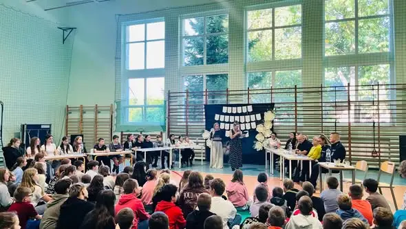 Debata o przemocy rówieśniczej w szkole – uczniowie, specjaliści i służby razem