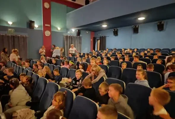 Uczniowie z klas 2 i 3 wzięli udział w nietypowej lekcji w kinie