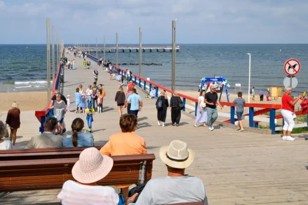 Złota jesień nad Bałtykiem: Kołobrzeg nie zwalnia tempa po wakacjach